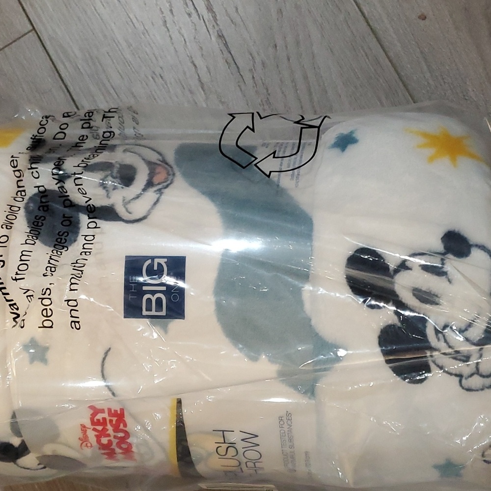 Disney Mickey Mouse Oversized Plush Throw Blanket – 5ft x 6ft, NWT